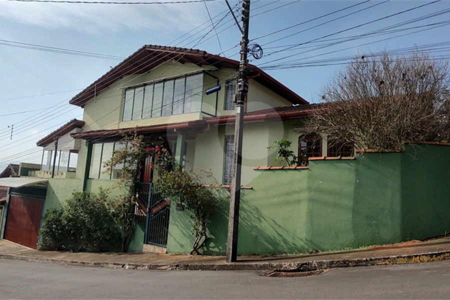 Casa à venda com 3 quartos, sendo 1 suíte, no Centro, Extrema, MG