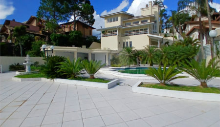 Casa à venda com 4 quartos, sendo 2 suítes,  no condomínio Flamboyant, Atibaia - SP