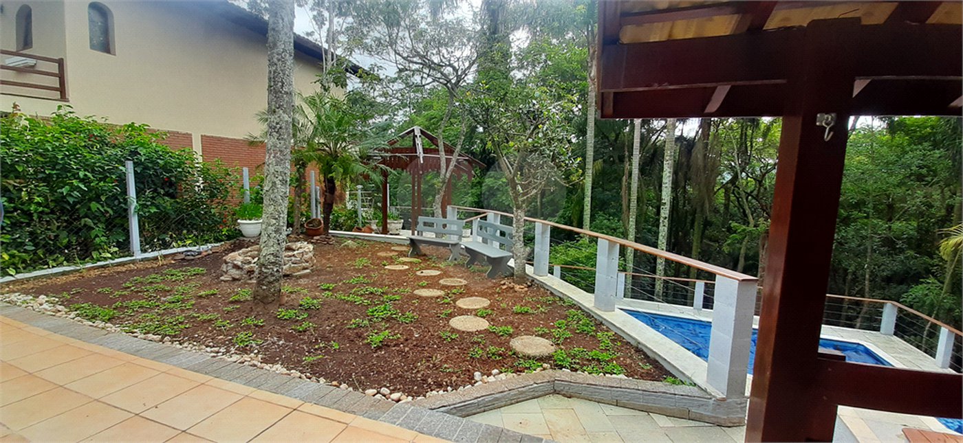 Sobrado à venda com 4 quartos, sendo 3 suítes, em Serra da Cantareira, Mairiporã, SP