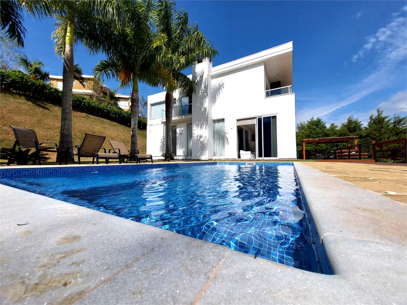 Casa à venda ou para alugar com 4 suítes no condomínio Jardim Primavera, Louveira - SP