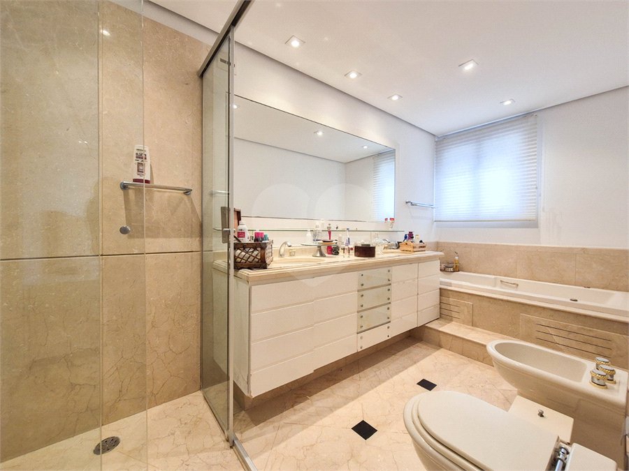Apartamento à venda ou para alugar com 4 quartos, sendo 3 suítes, em Moema, São Paulo, SP