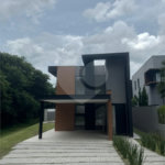 Casa à venda com 4 suítes no condomínio Figueira Garden, Atibaia - SP