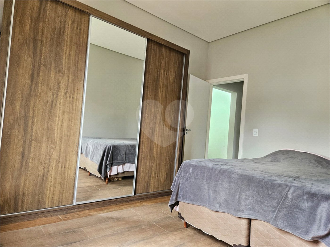 Casa à venda com 4 quartos, sendo 1 suíte,  no condomínio Jardim Shangri-lá, Atibaia - SP