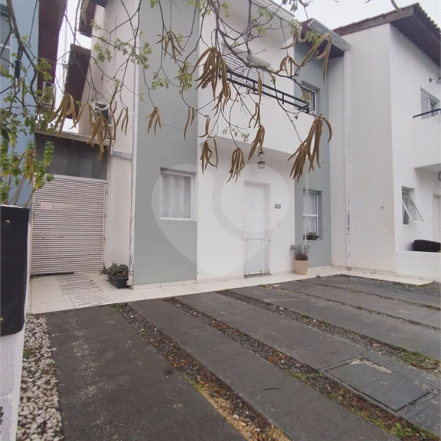Casa à venda com 2 quartos, sendo 1 suíte, no condomínio Residencial Viva Vida, Cotia - SP