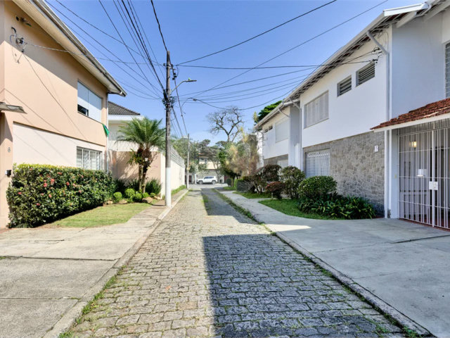 Casa de Vila à venda com 4 quartos, sendo 1 suíte,  em Alto da Boa Vista, São Paulo, SP