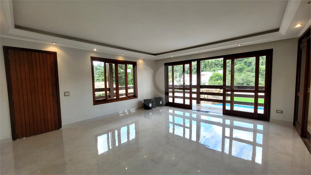 Casa à venda com 5 quartos, sendo 3 suítes, no condomínio Alpes da Cantareira, Mairiporã - SP