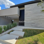Casa térrea à venda com 3 quartos, sendo 1 suíte, no condomínio Portal Lamis, Atibaia - SP