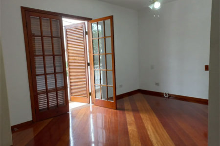 Sobrado à venda com 4 quartos, sendo 3 suítes,  em Cidade São Francisco, São Paulo, SP
