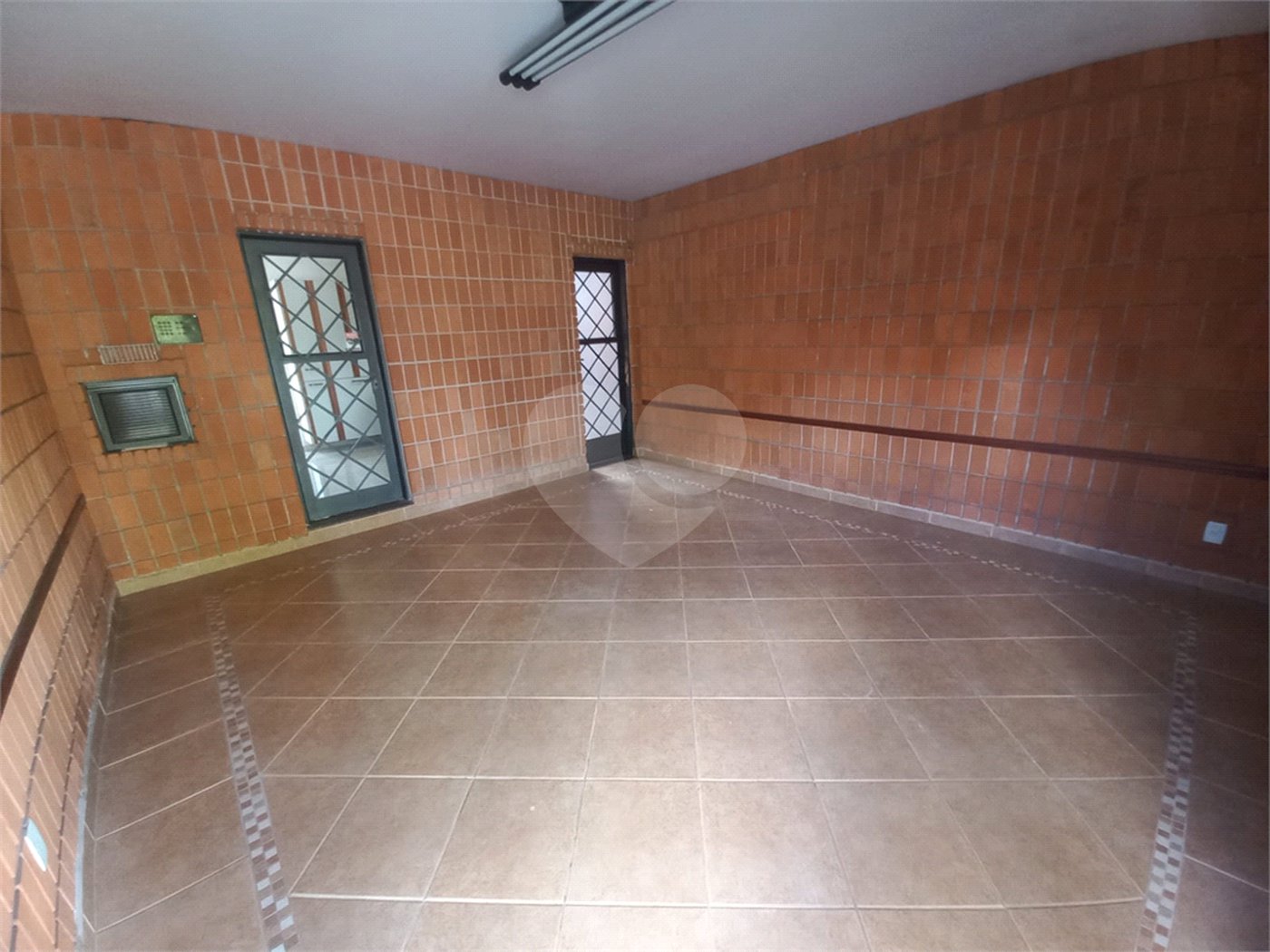 Sobrado com 4 dormitórios, sendo 1 suíte master.