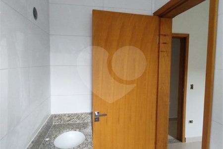 Casa térrea em Atibaia com 3 suítes, sala 2 ambientes, 2 vagas garagem, excelente localização, pronta para morar
