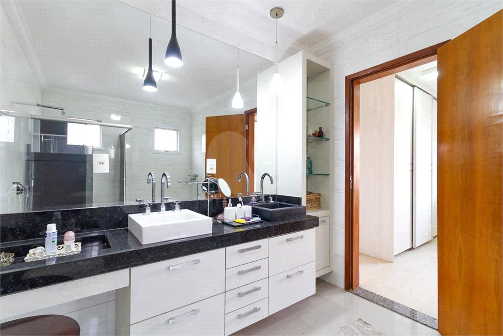 Casa Sobrado à venda com 342 m², 3 dormitórios, sendo 2 suítes, 4 vagas na Vila Mariana - São Paulo.