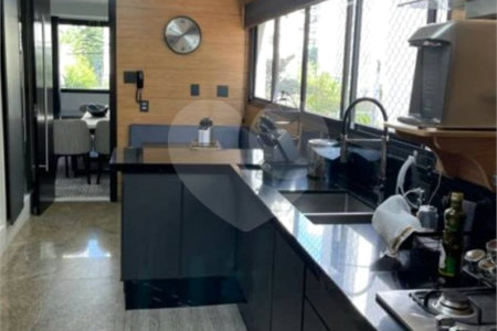 Apartamento LINDO reformado 4 dormitórios, sendo 2 suítes 1 mster, closet varandas integradas.