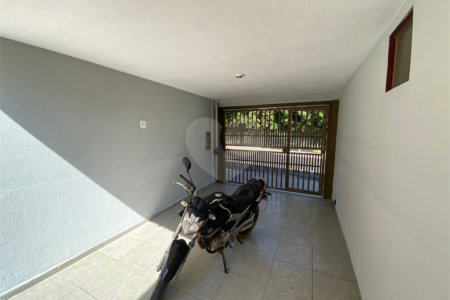 Casa térrea com salão comercial para venda no Santa Felícia.