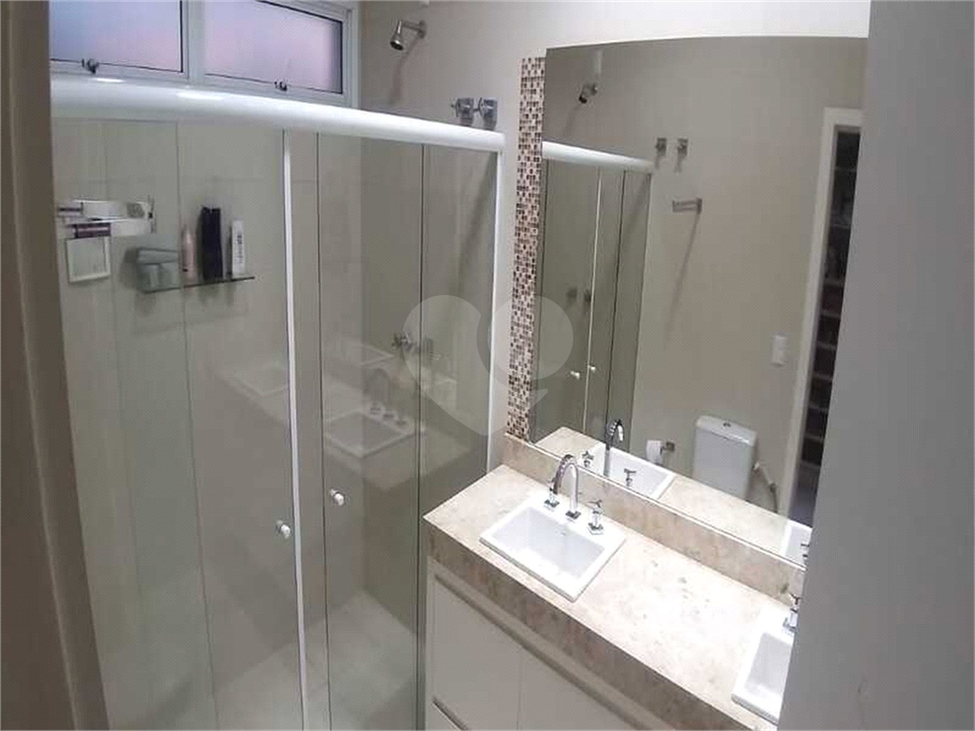 Casa à venda com 5 quartos, sendo 4 suítes, no condomínio Village Saint Charbel, Araçoiaba da Serra - SP