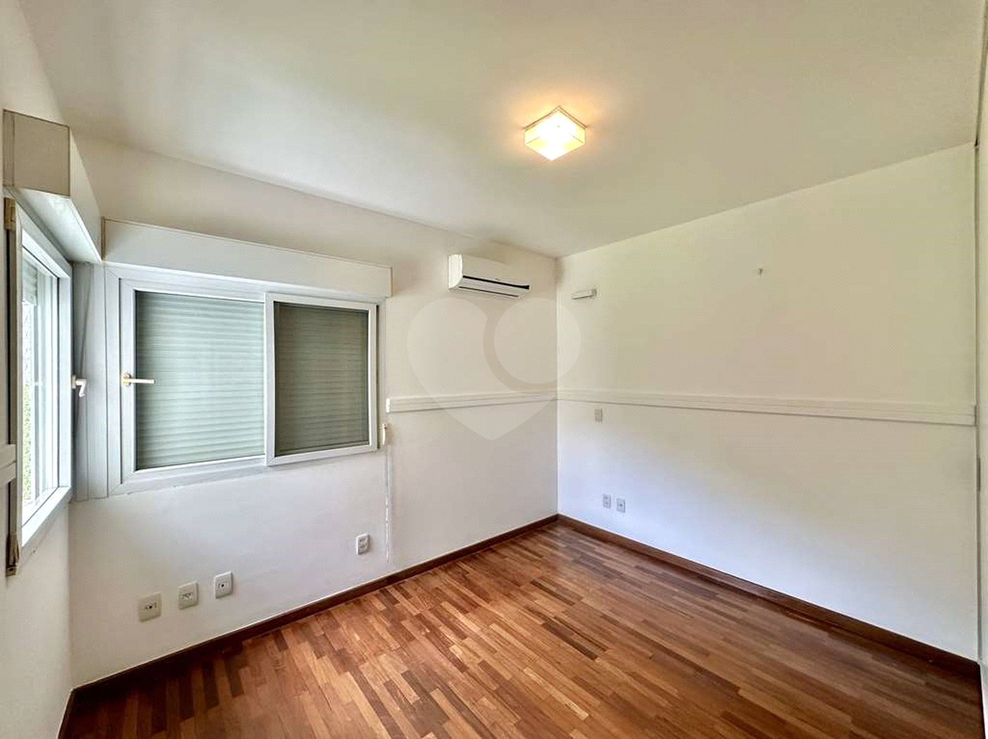 Casa à venda com 4 suítes no condomínio Recanto Impla, Carapicuíba - SP