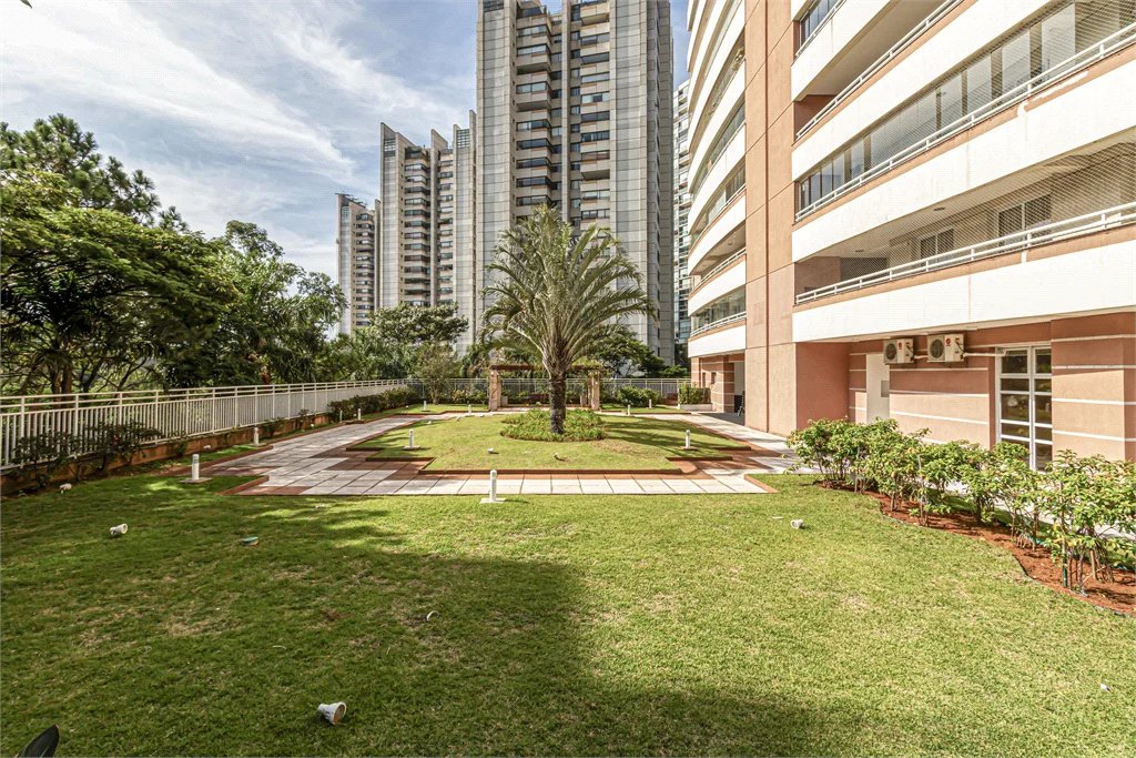 Apartamento à venda com 4 quartos, sendo 3 suítes,  em Real Parque, São Paulo, SP