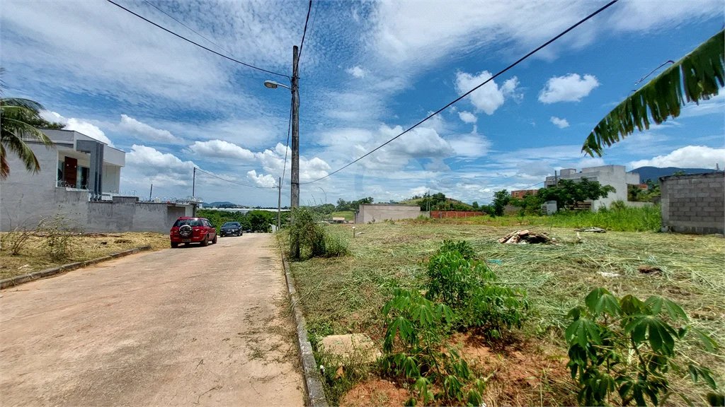 Casa à venda com 4 quartos, sendo 2 suítes, no condomínio Vivendas do Mendanha, Rio de Janeiro - RJ