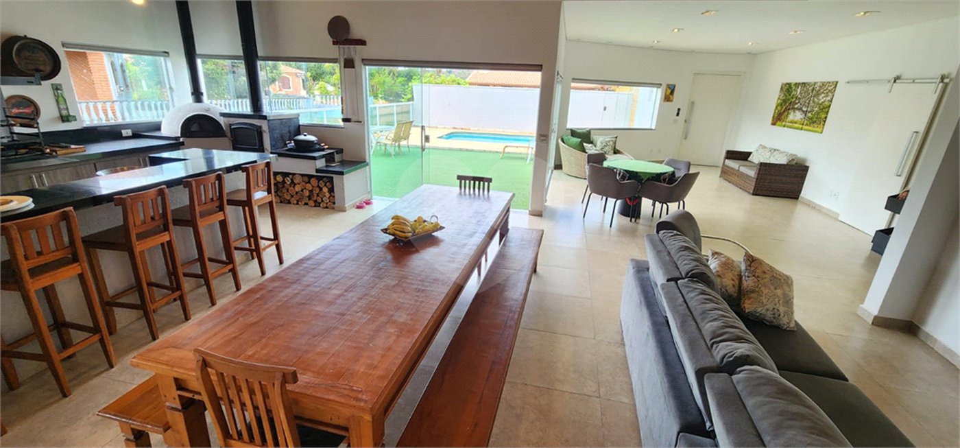 Casa à venda com 4 quartos, sendo 2 suítes, no condomínio Marinas, Bom Jesus dos Perdões - SP