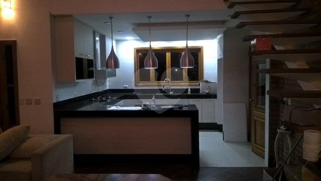 Casa à venda ou para alugar com 3 suítes no condomínio Vilarejo Estoril, Mairiporã - SP