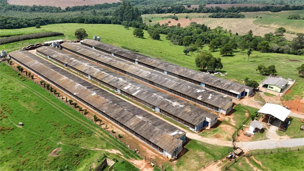 Chácara à venda com 3 quartos, sendo 1 suíte, em Cercadinho, Alambari, SP