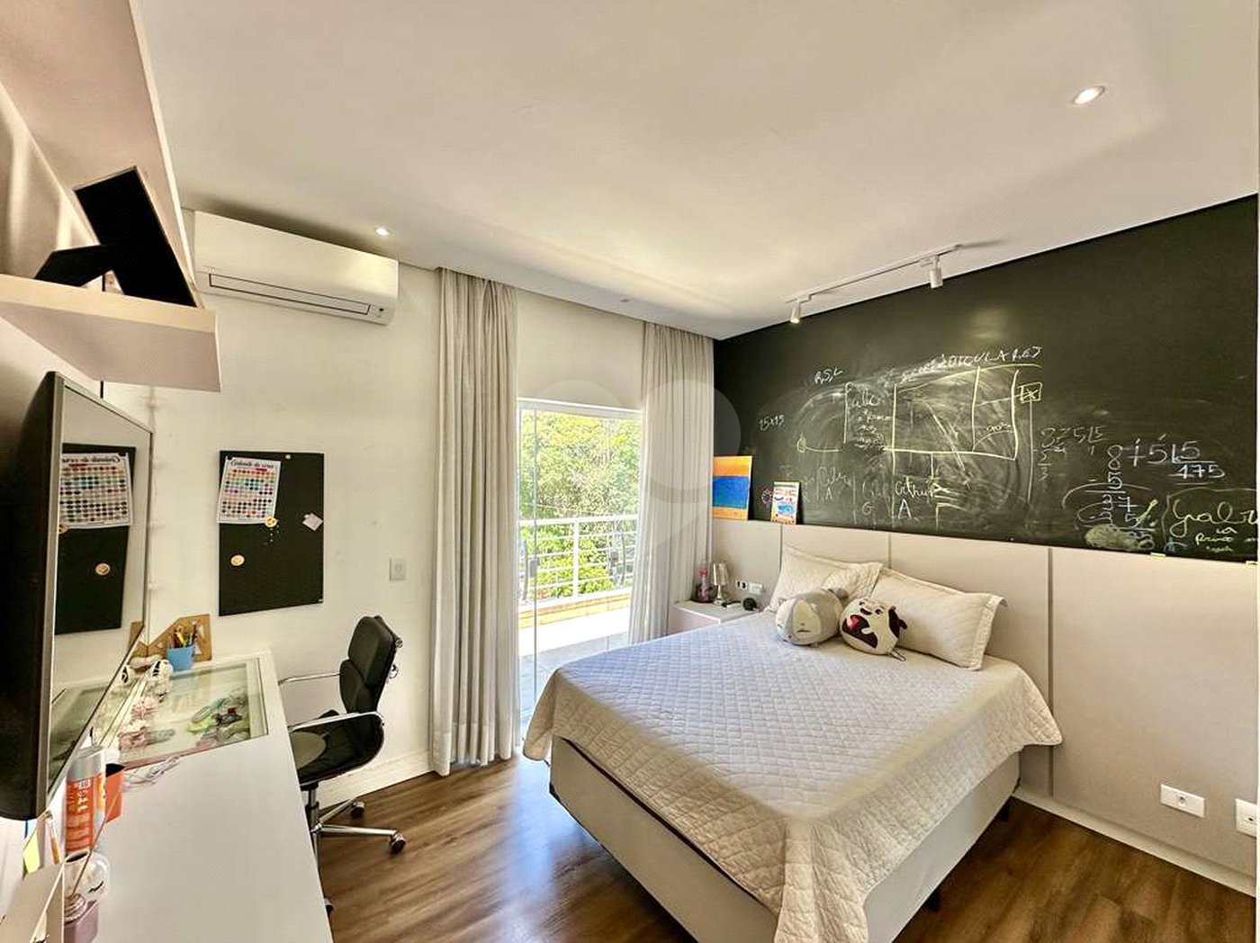 Casa à venda com 4 quartos, sendo 3 suítes, no condomínio Vilarejo, Carapicuíba - SP