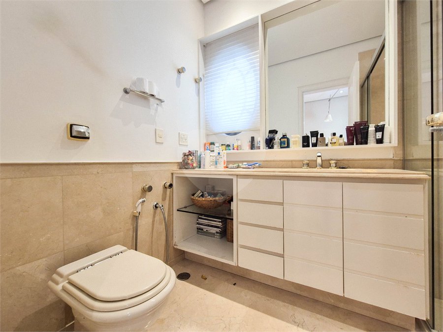 Apartamento à venda ou para alugar com 4 quartos, sendo 3 suítes, em Moema, São Paulo, SP