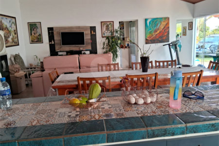 Casa à venda com 5 quartos, sendo 1 suíte, no condomínio Village da Serra, Araçoiaba da Serra - SP