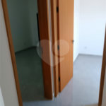 Casa à venda com 3 quartos, sendo 1 suíte, no condomínio Residencial Jardins da Catalunha, Atibaia - SP