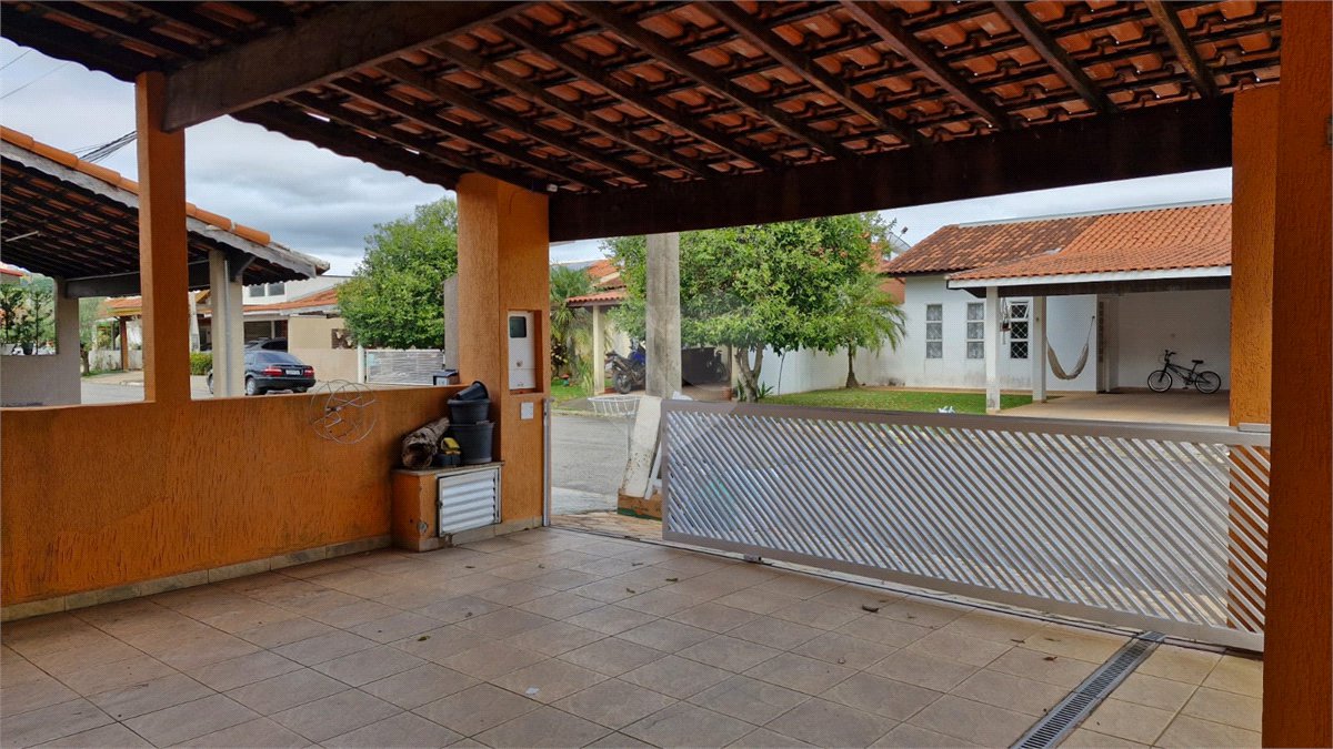 Casa para alugar com 3 quartos, sendo 1 suíte, no condomínio Santa Mônica, Atibaia - SP