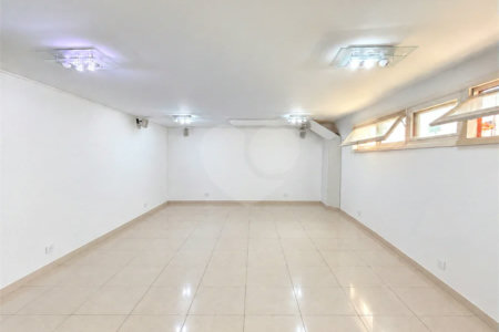 Casa à venda com 3 quartos, sendo 1 suíte, no condomínio Vila das Emboabas, São Paulo - SP