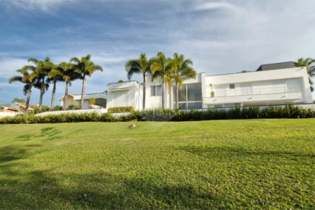 Casa à venda ou para alugar com 5 quartos, sendo 4 suítes, no condomínio Shamballa II, Atibaia - SP