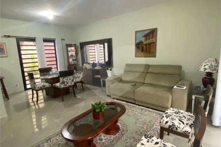 Casa Térrea à venda com 4 quartos, sendo 1 suíte,  em Vila Oliveira, Mogi das Cruzes, SP