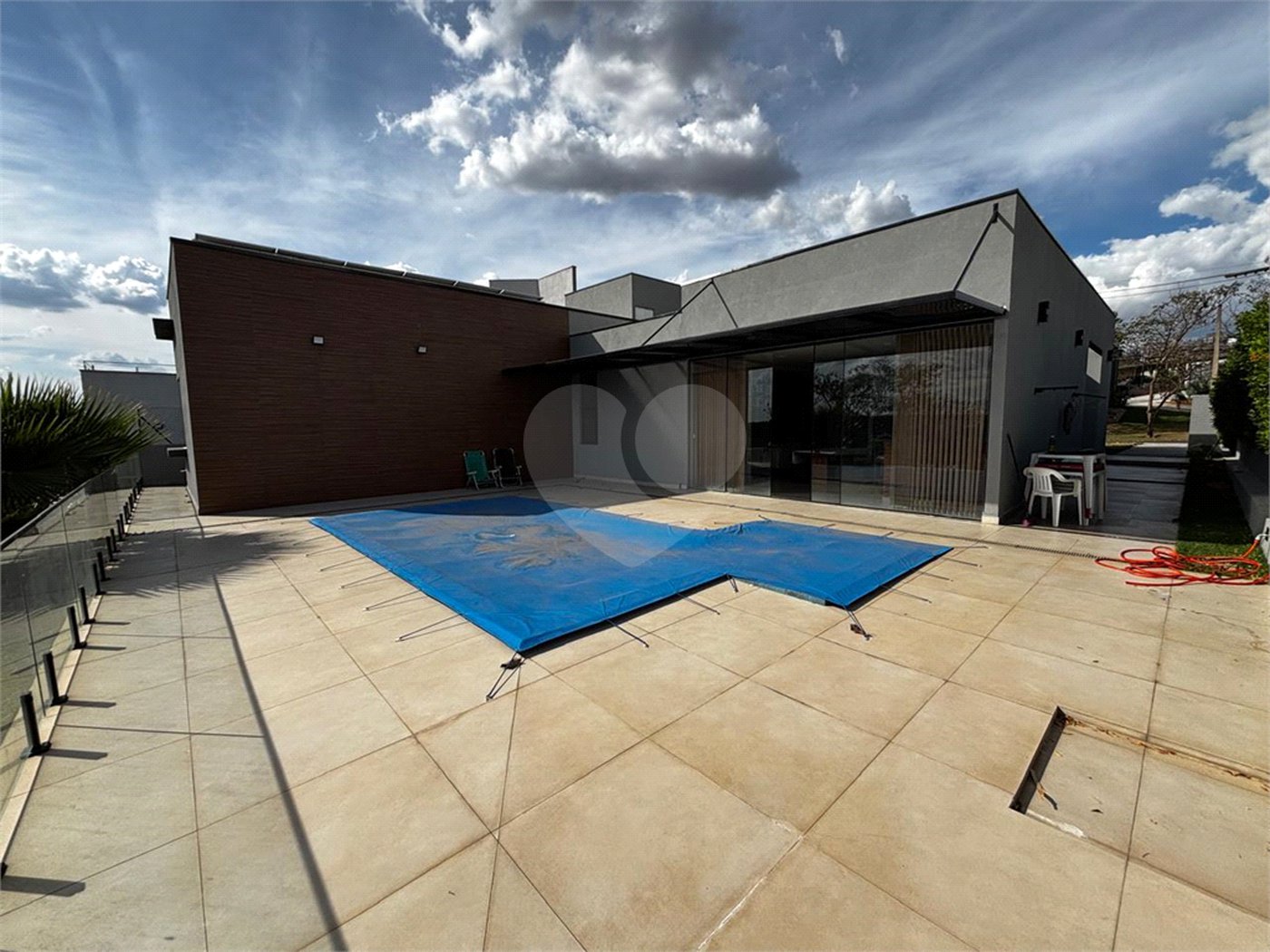 Casa à venda com 3 quartos, sendo 2 suítes, no condomínio Terras de Mont Serrat, Salto - SP