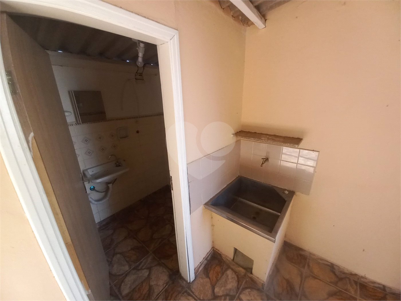 Casa térrea com 2 dormitórios.