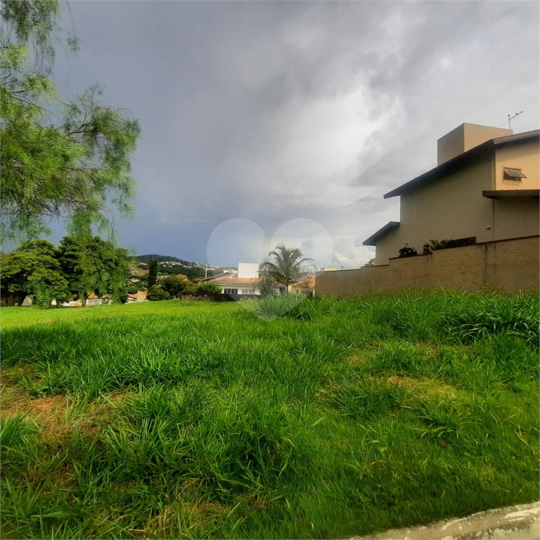 Lindo terreno de 450m², localizado no Condomínio Vilaggio Caprirccio