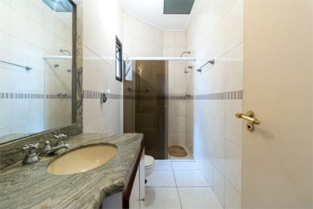 Casa à venda com 4 quartos, sendo 2 suítes, no condomínio Vila das Flores, São Paulo - SP