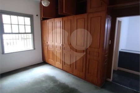 Casa à venda com 4 quartos, sendo 1 suíte, em Vila Mariana, São Paulo, SP