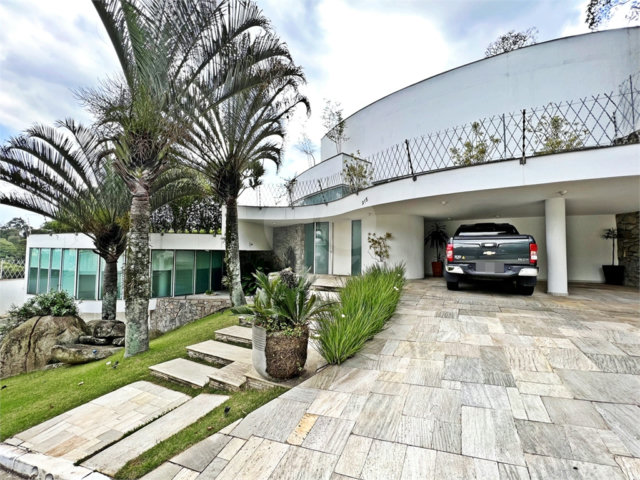 Casa à venda com 4 suítes no condomínio Residencial Jd. Ibiratiba, São Paulo - SP