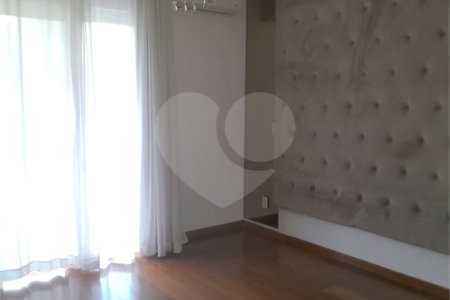 Casa à venda ou para alugar com 4 suítes em Chácaras São Carlos, Cotia, SP