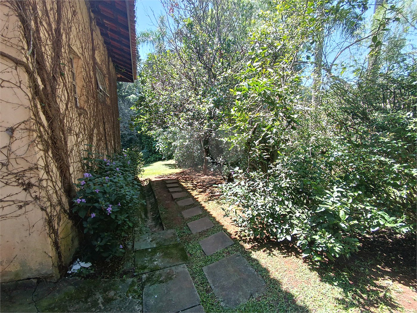Casa à venda com 4 quartos, sendo 3 suítes, no condomínio Patrimônio do Carmo, São Roque - SP