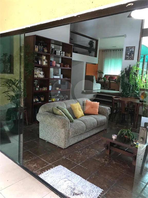 Casa à venda com 3 quartos, sendo 2 suítes,  em Vila Oliveira, Mogi das Cruzes, SP