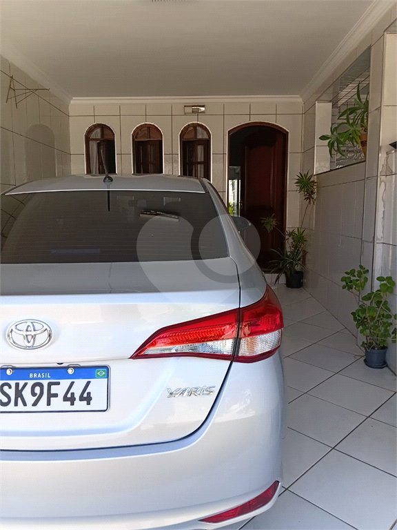 Sobrado em condomínio fechado com 3 dormitórios e 100m2