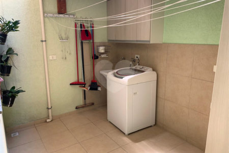Sobrado à venda com 3 quartos, sendo 1 suíte,  em Vila Gumercindo, São Paulo, SP