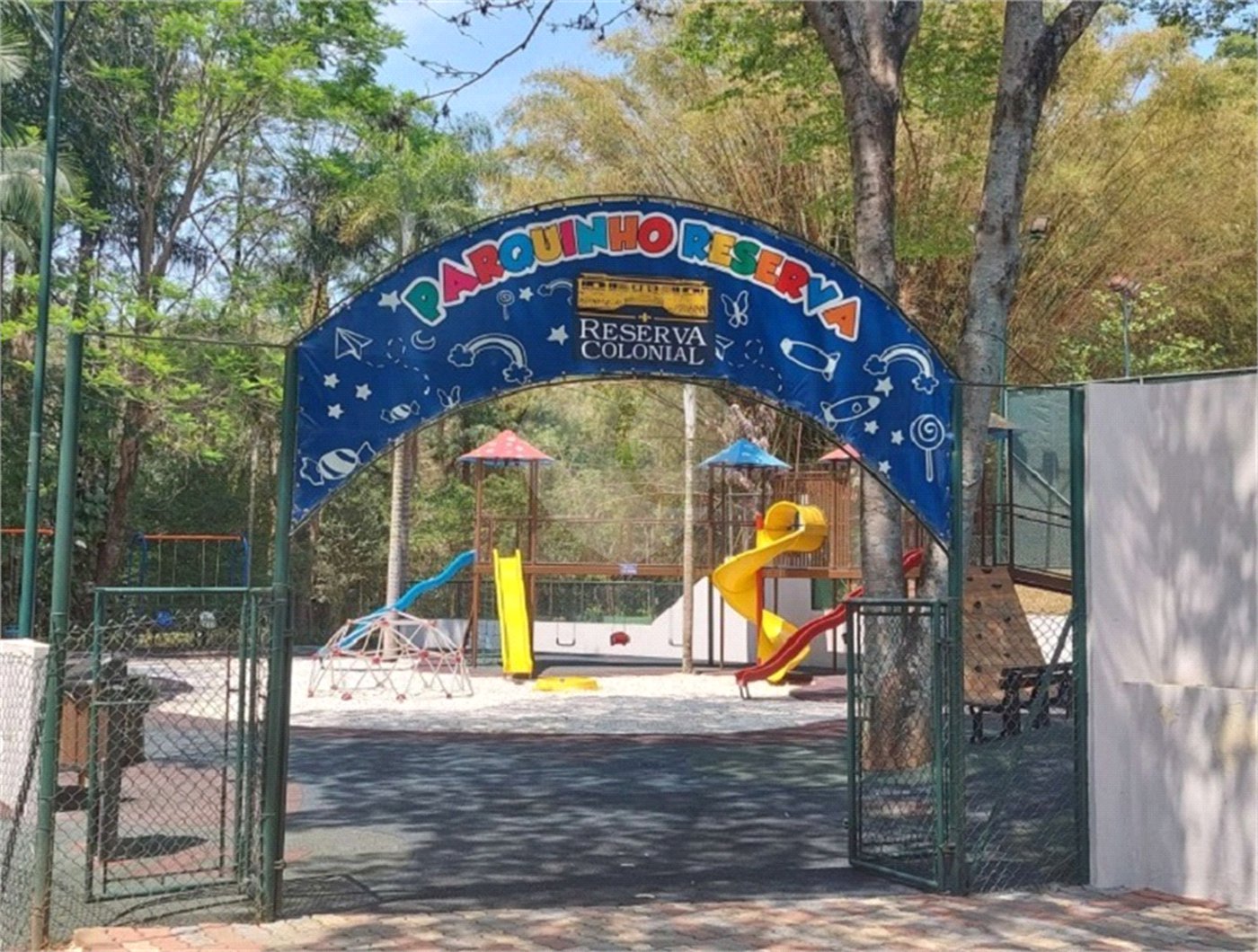 Casa à venda com 4 suítes no condomínio Reserva Colonial, Valinhos - SP