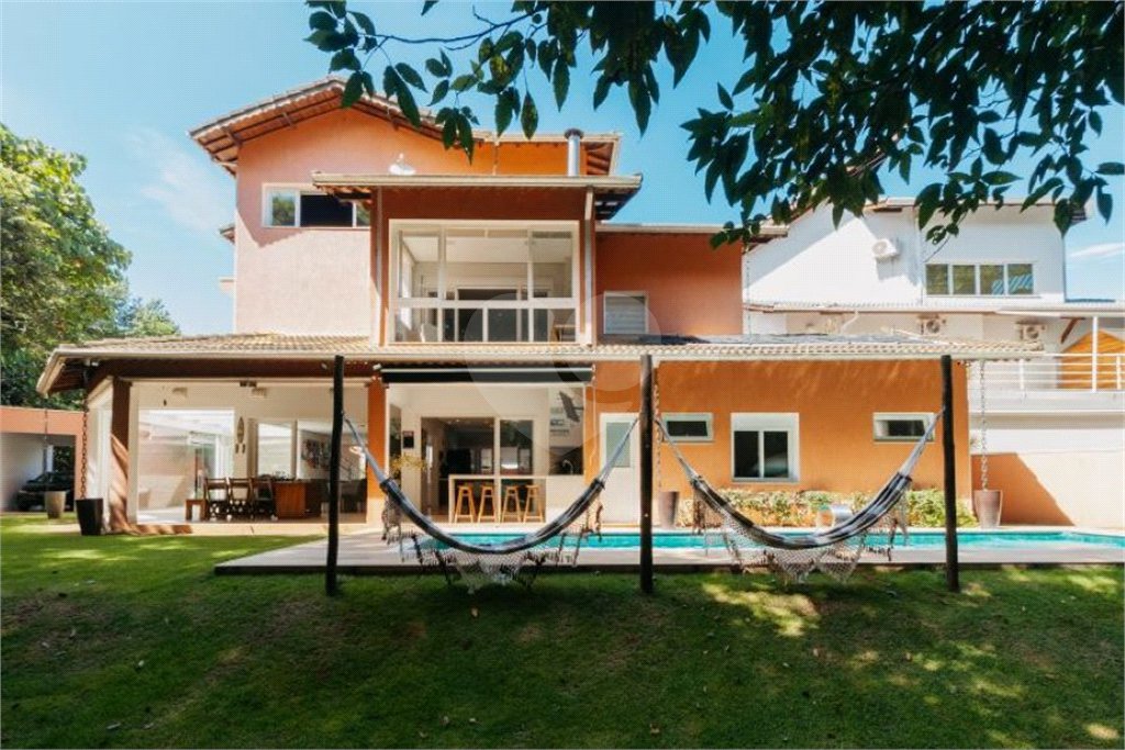 Casa à venda com 5 quartos, sendo 4 suítes, no condomínio Figueira Garden, Atibaia - SP