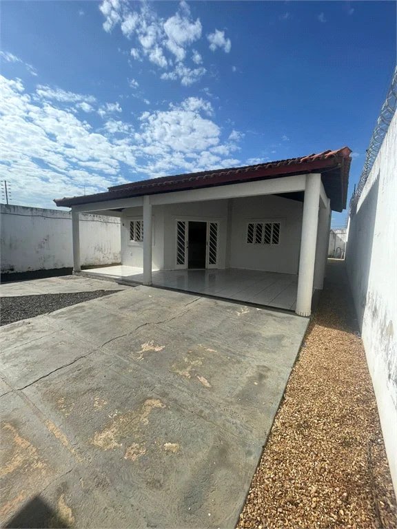 Casa para alugar com 3 quartos, sendo 1 suíte, em Setor Industrial, Balsas, MA