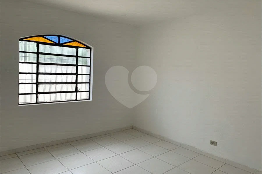 Casa espaçosa com 3 quartos, suíte, quintal e 2 vagas na Vila Santa Catarina