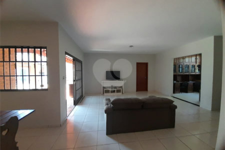 Casa de Alto Padrão à Venda e Locação no Parque Santa Mônica - São Carlos