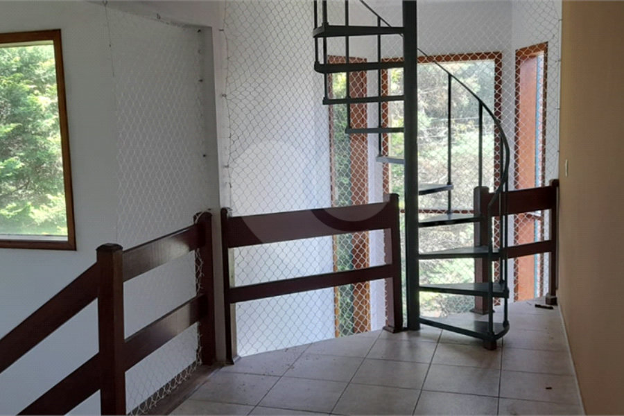 Sobrado à venda com 3 suítes em Serra da Cantareira, Mairiporã, SP