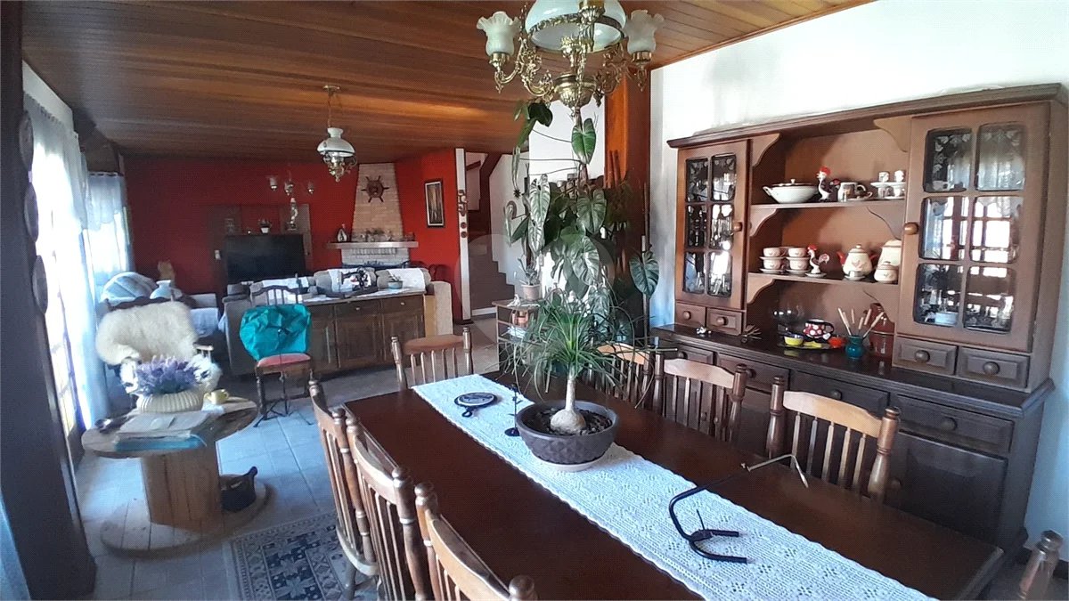 Sobrado à venda com 3 quartos, sendo 1 suíte, em Vila Isabela, Campos do Jordão, SP